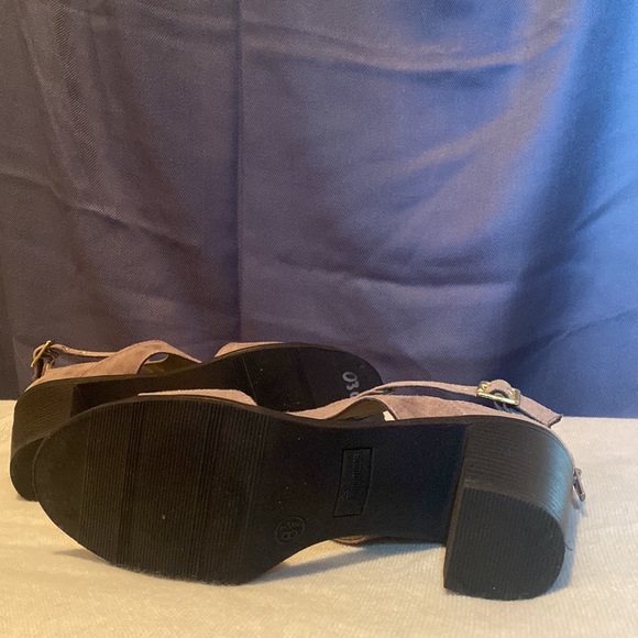 Size 8.5 Fergalicious chunky heel sandal - Picture 4 of 4